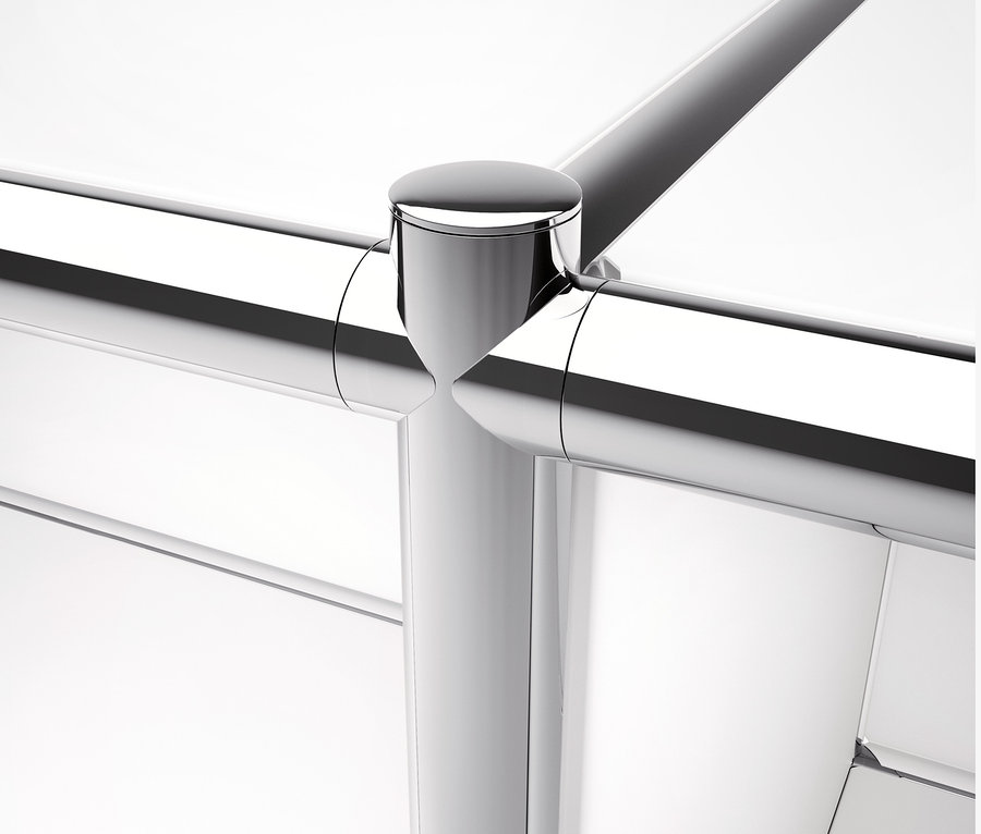 Détail d'un coin chromé d'une étagère métallique CN3.