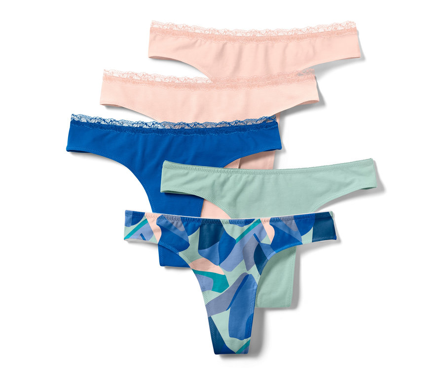 Cinq strings de différentes couleurs sont superposés.