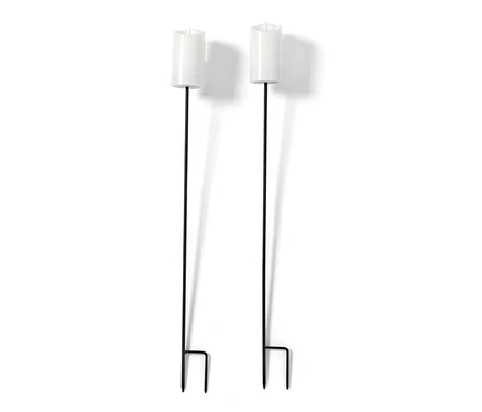 Deux flambeaux en cire véritable avec LED et tiges noires se dressent sur un fond blanc.