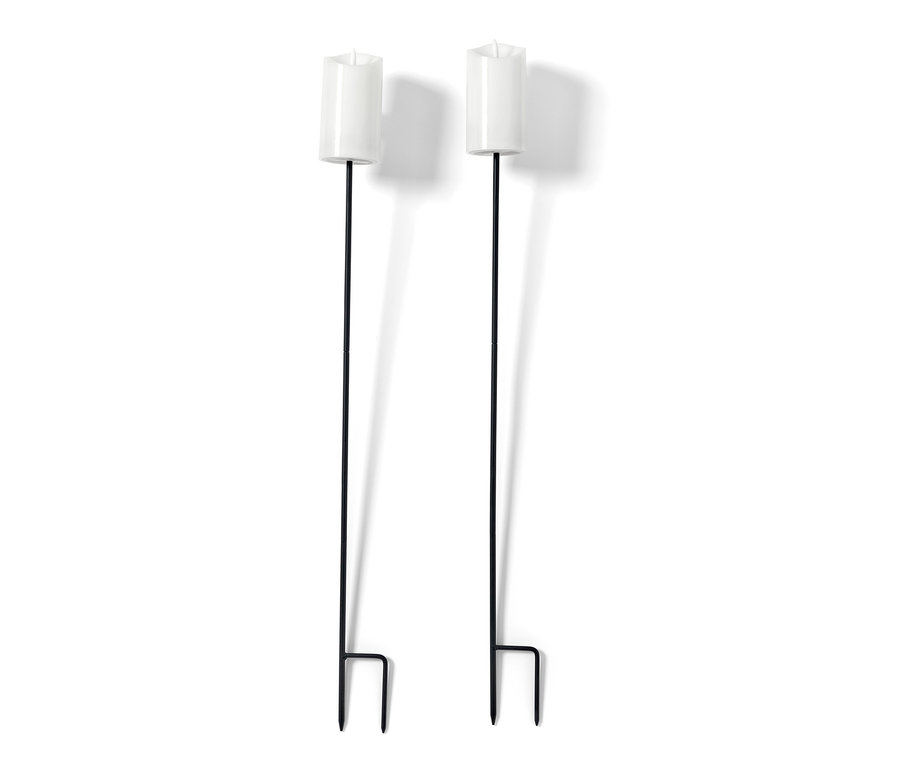Deux flambeaux en cire véritable avec LED et tiges noires se dressent sur un fond blanc.