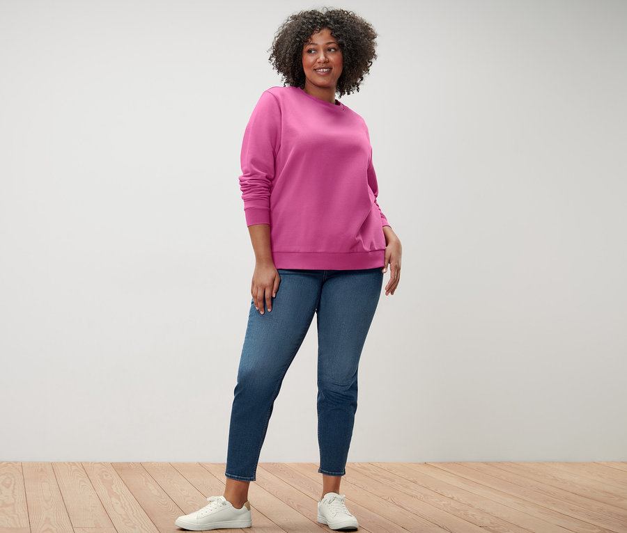 Femme posant en sweatshirt rose vif et tregging « Fit Nelly ».
