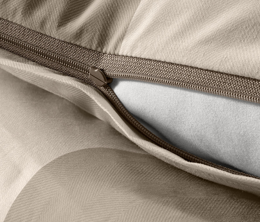 Gros plan d'une parure de lit en flanelle noble beige avec fermeture éclair.