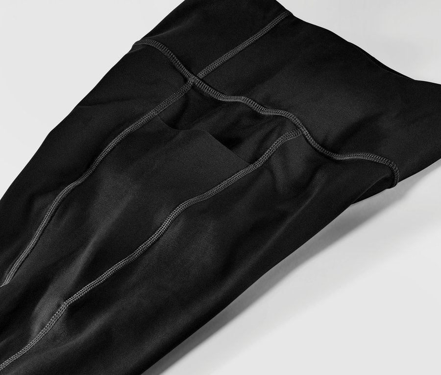 Gros plan sur un legging de sport noir.