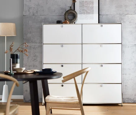 Dans la pièce, un lampadaire avec abat-jour textile blanc et un buffet haut « CN3 » blanc avec 8 abattants.
