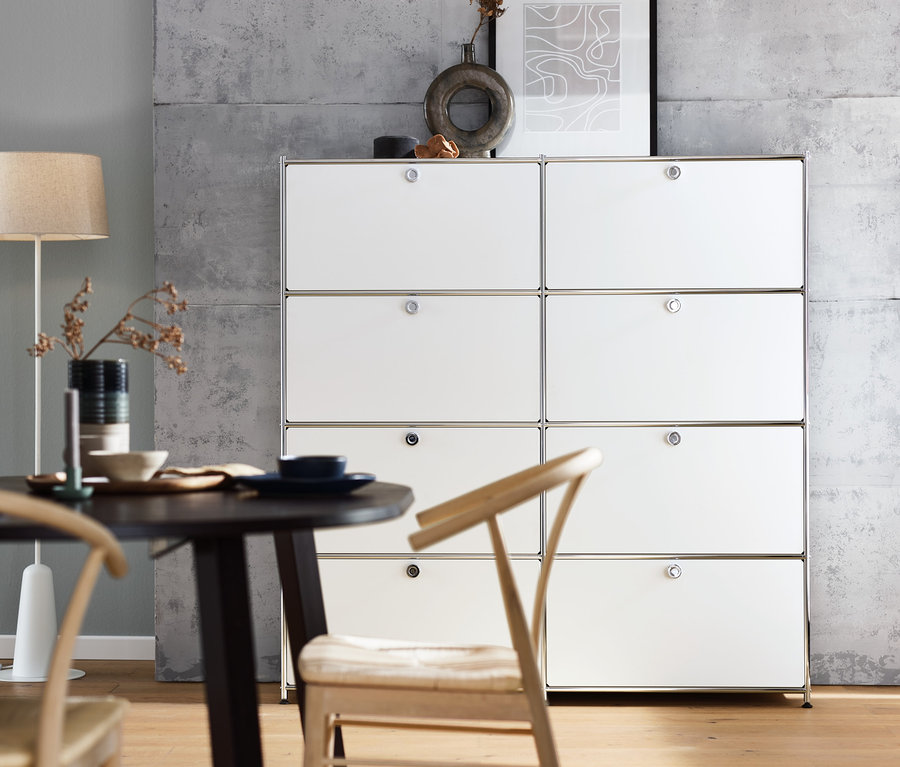 Dans la pièce, un lampadaire avec abat-jour textile blanc et un buffet haut « CN3 » blanc avec 8 abattants.
