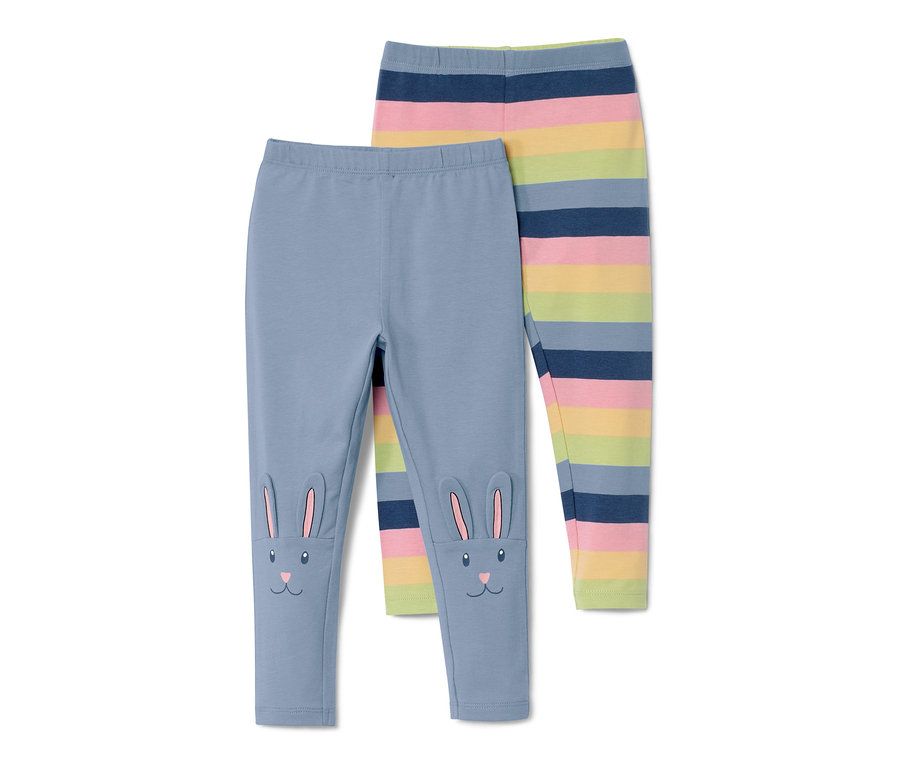 Deux leggings pour tout-petit : l'un bleu avec un visage de lapin sur les genoux, l'autre à rayures colorées.