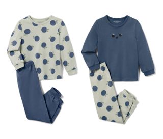 1x haut bleu moyen avec imprimé de baies, pantalon bleu moyen, 1x haut et pantalon vert menthe avec imprimé intégral de baies