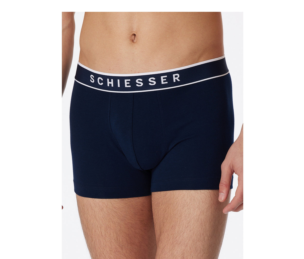Homme portant un boxer SCHIESSER bleu foncé avec une ceinture blanche.