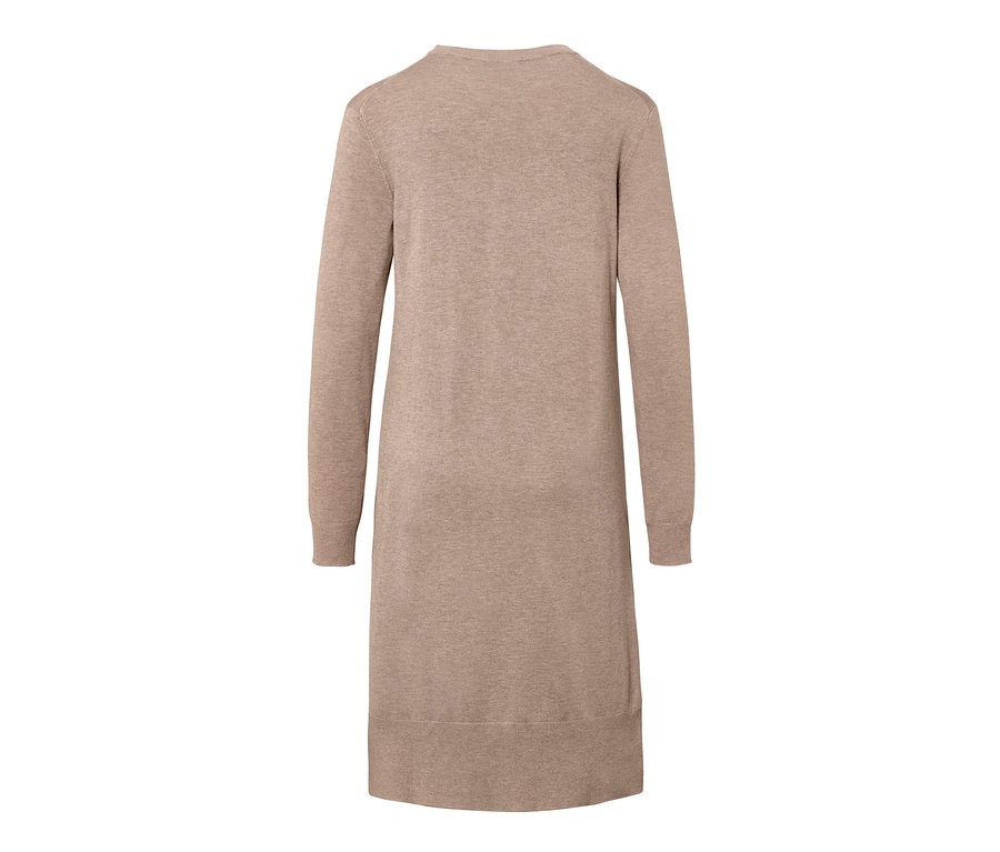 Robe en maille fine beige.
