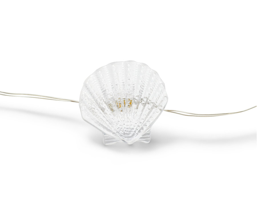 Détail d'une micro-guirlande lumineuse LED « Coquillage » sur fond blanc.