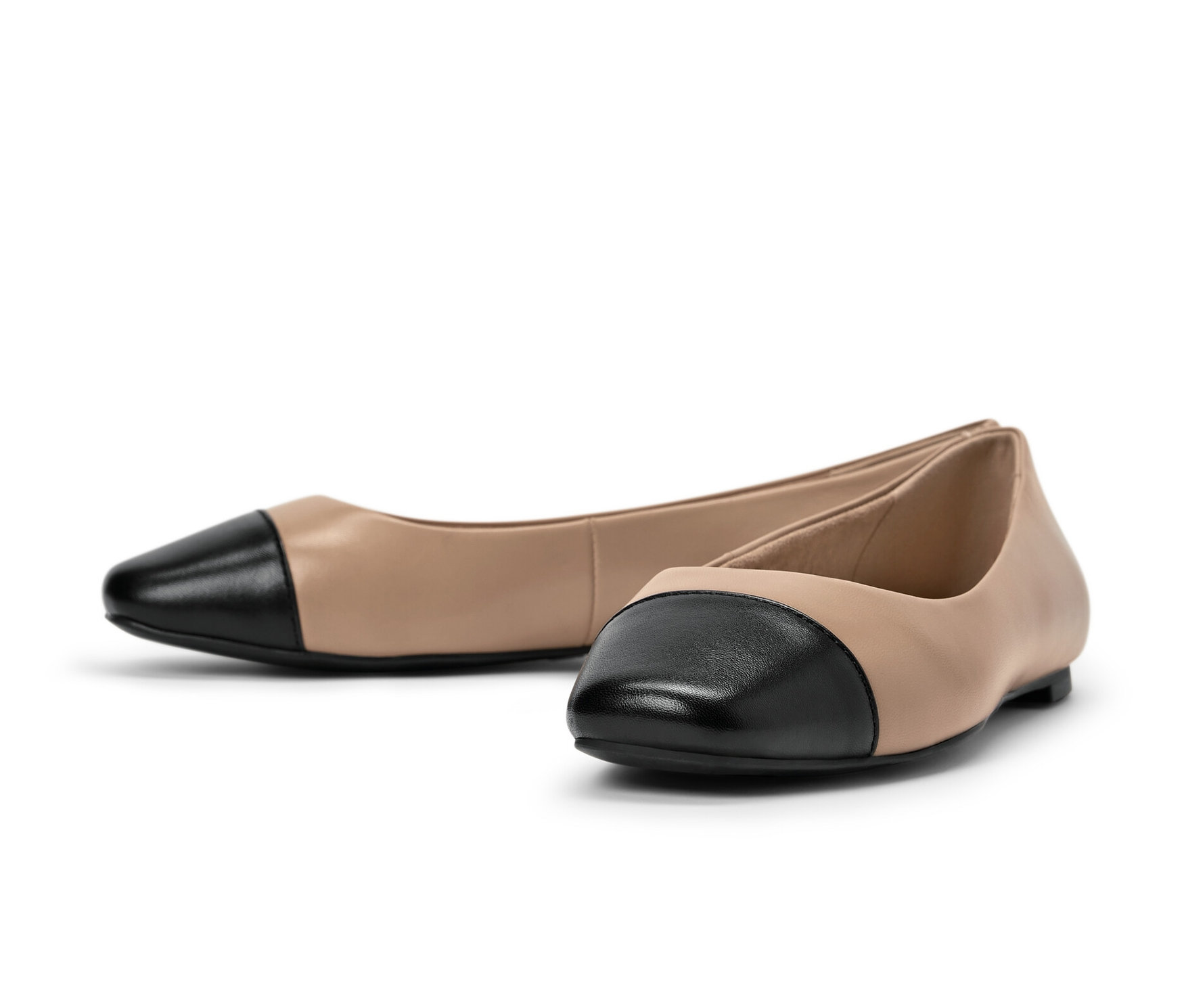 Deux ballerines en cuir beige avec bout noir.
