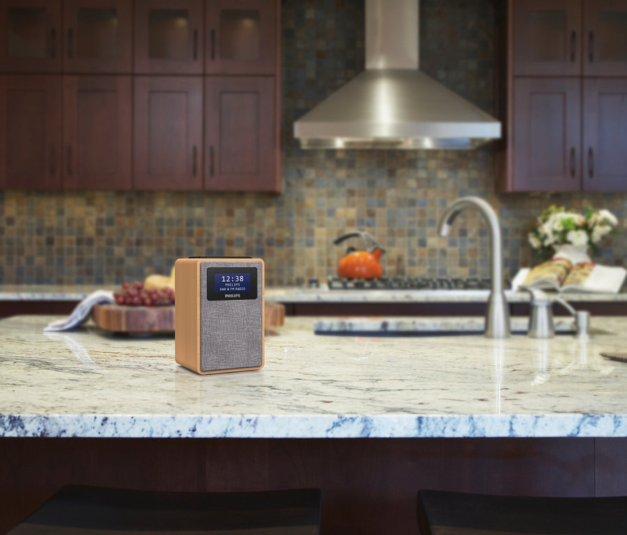 Une radio DAB Philips « TAR5005 » est posée sur un plan de travail de cuisine.