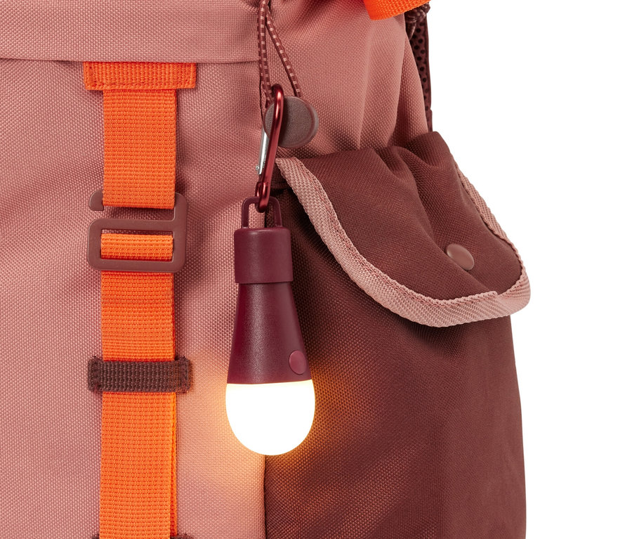 Une lampe décorative à LED est accrochée à un sac à dos.