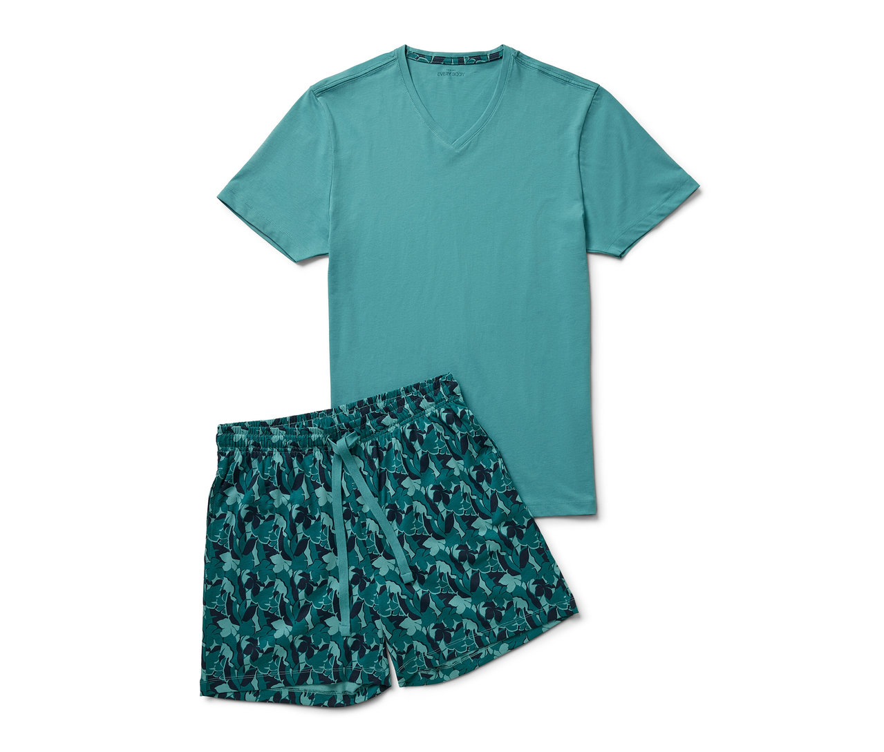 Un ensemble pyjama shorty turquoise composé d'un t-shirt à col en V et d'un short avec un imprimé de feuilles vertes.