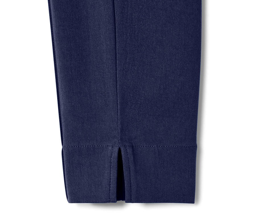 Gros plan sur un pantalon stretch bleu foncé.