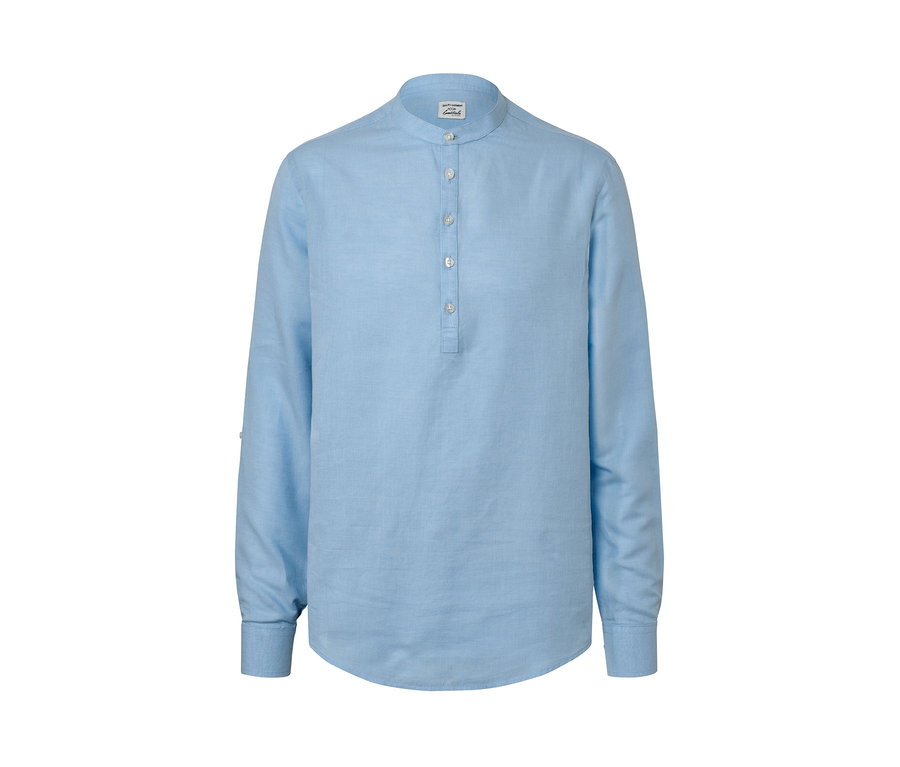 Chemise bleu clair avec du lin.