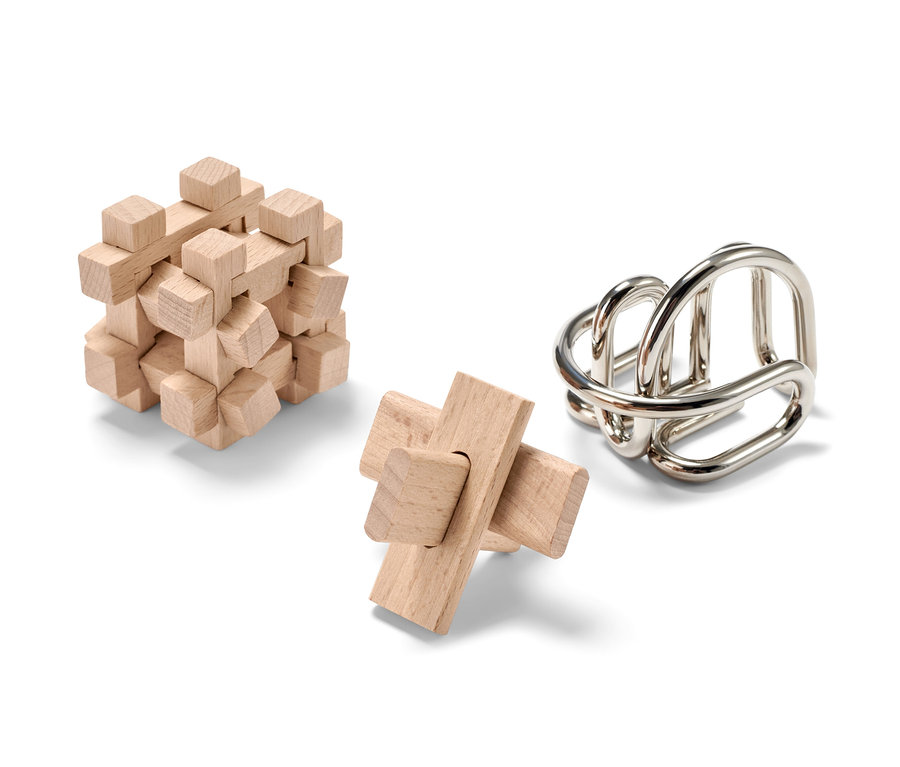 Trois jeux d'adresse sur fond blanc. Deux en bois et un en métal.