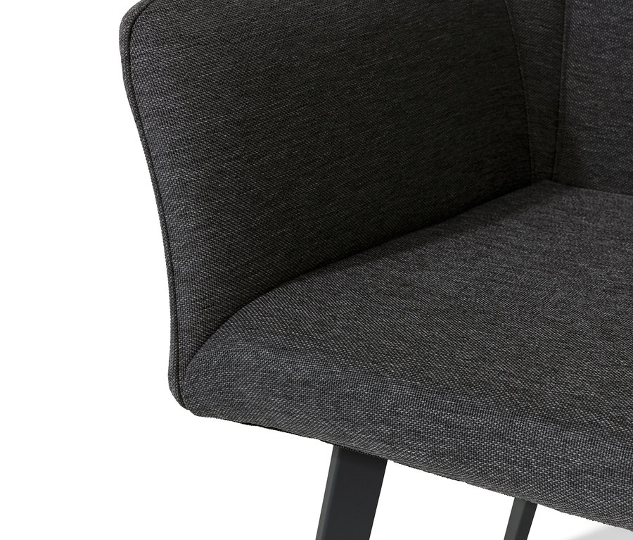 Gros plan d'un fauteuil de salon en mousse quick dry foam et housse tex extérieur.