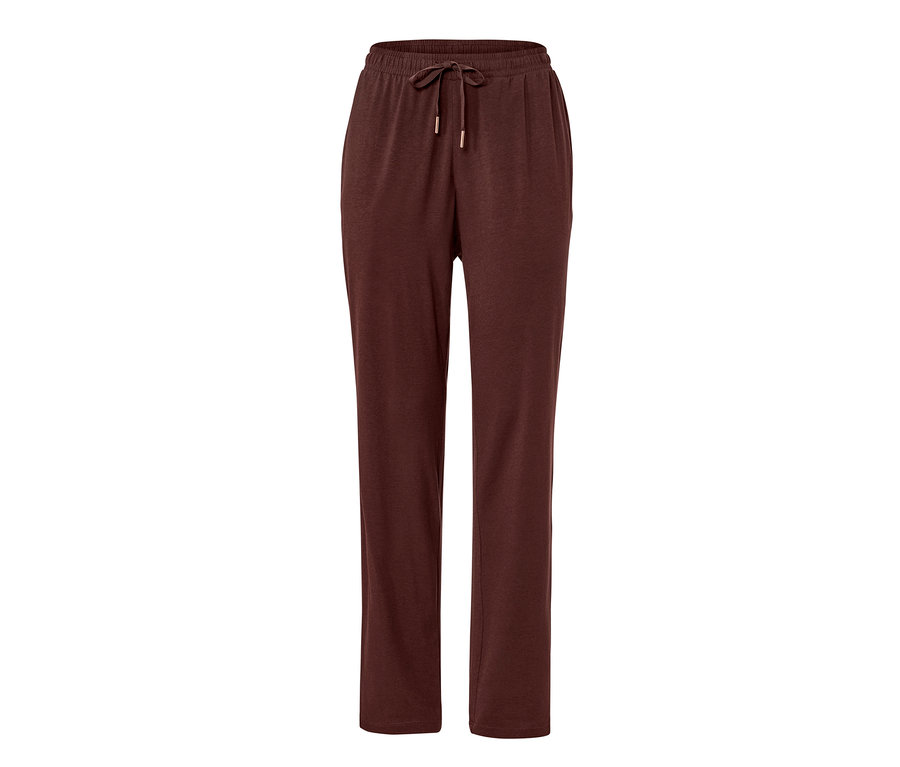 Un pantalon de pyjama marron avec un cordon de serrage à la taille.