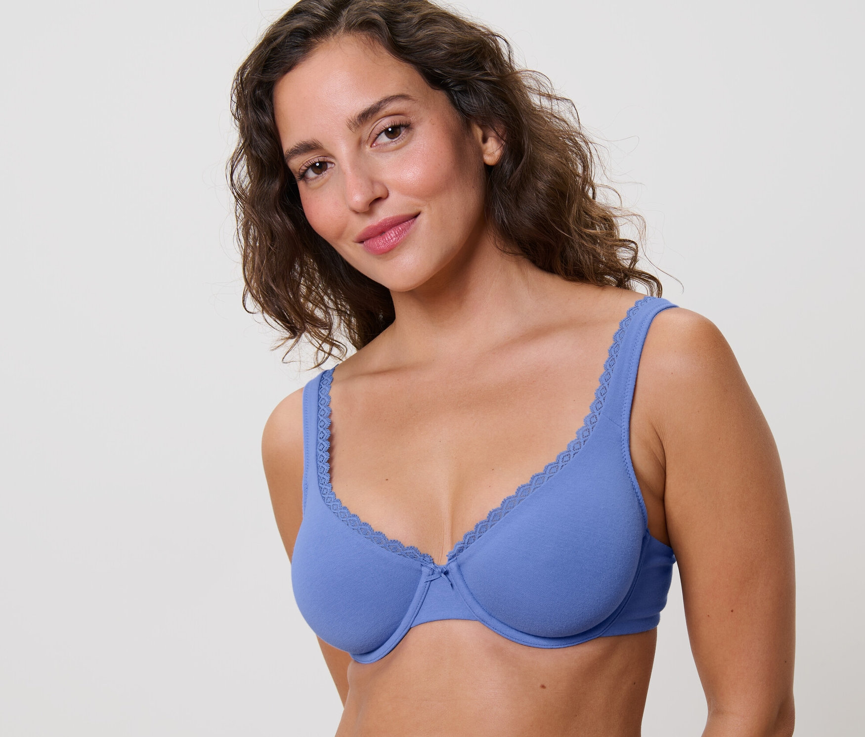 Femme portant un soutien-gorge à armatures bleu.