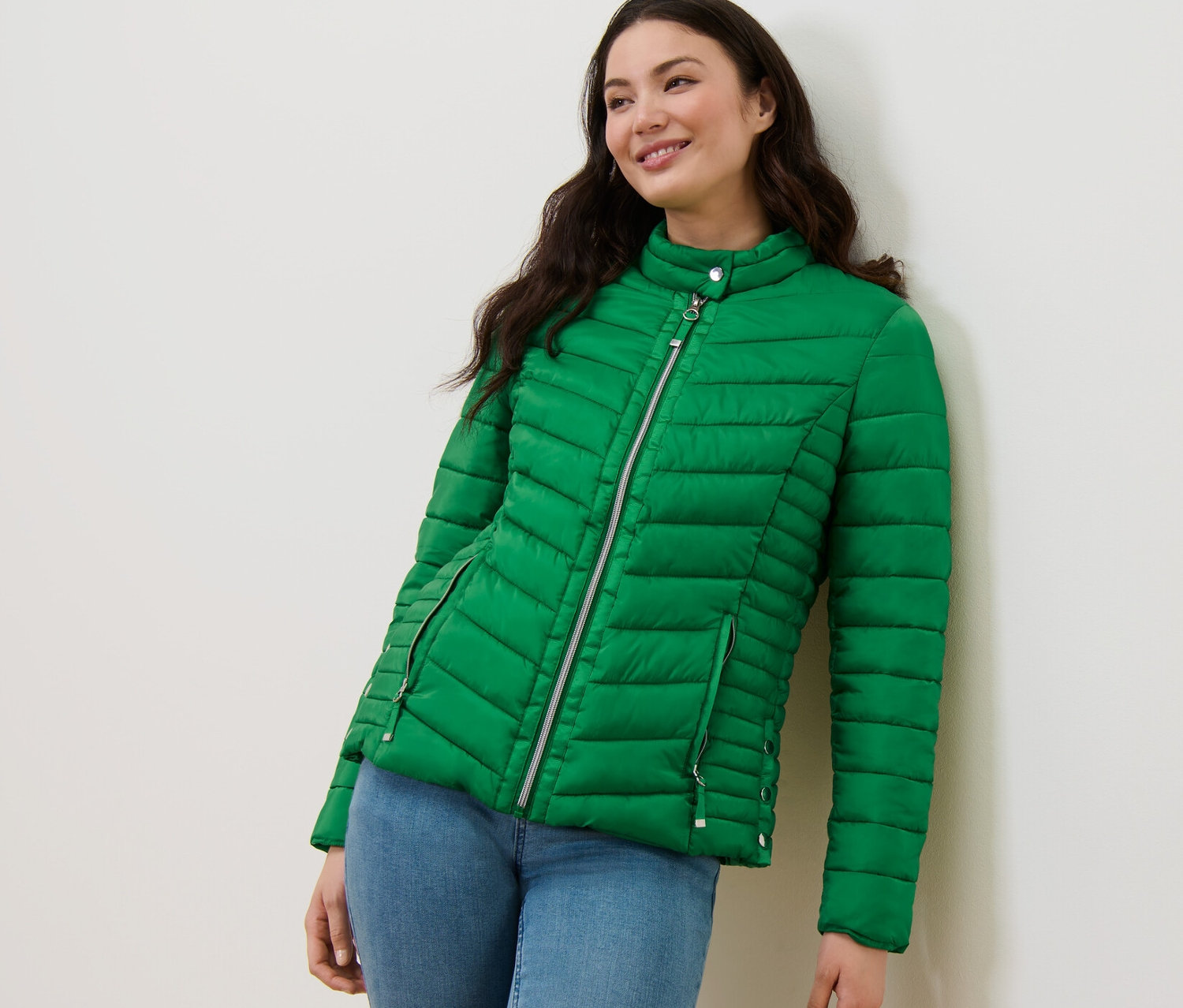 Femme posant en veste surpiquée verte.