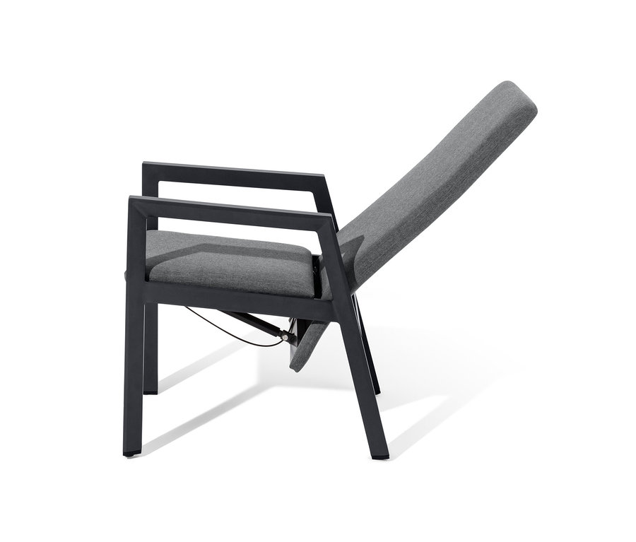 Vue partielle d'un des deux fauteuils à haut dossier avec tissu Creacryl® tous temps.