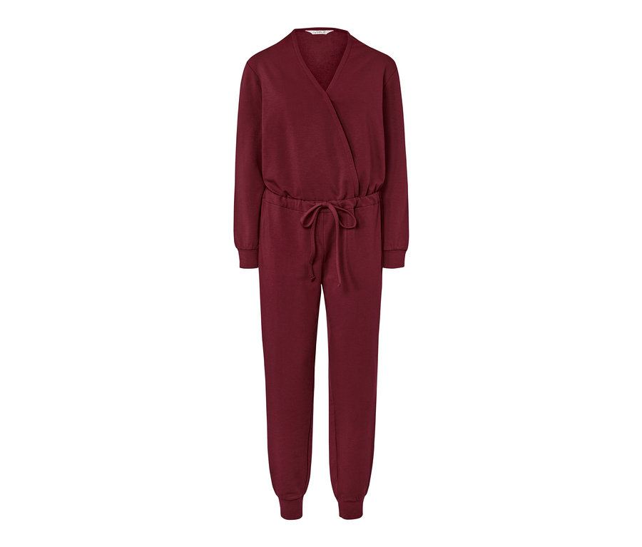 Combinaison d’intérieur bordeaux à manches longues et col en V.