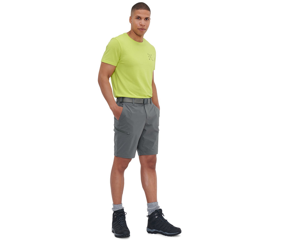Un homme debout, les mains dans un pantalon fonctionnel 2 en 1 gris.