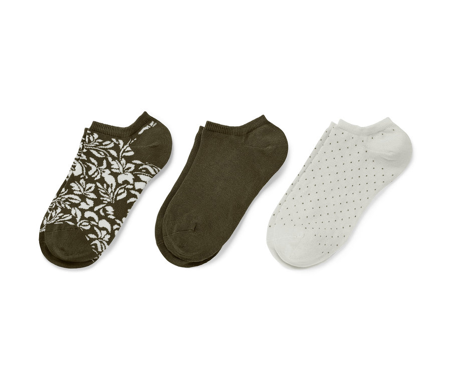 Trois paires de socquettes : une paire vert olive avec un motif floral blanc, une paire vert olive, une paire blanche avec des points gris.