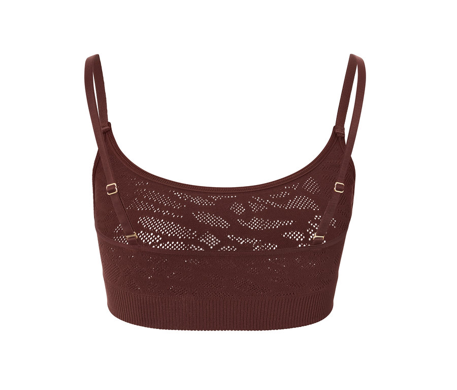 Gros plan d'une brassière seamless aspect dentelle marron.