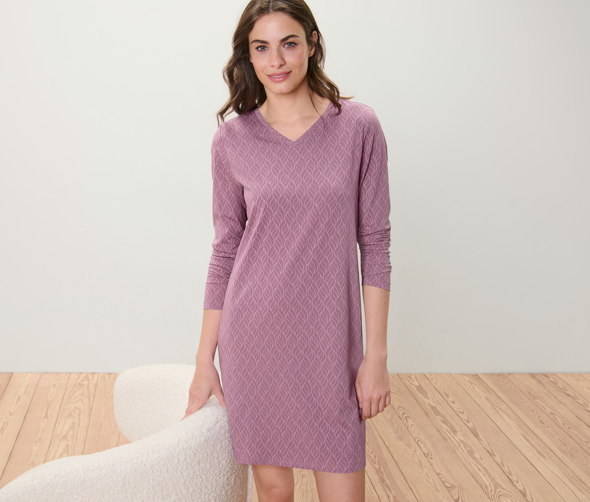 Femme posant en chemise de nuit.