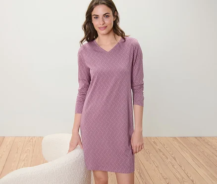 Femme posant en chemise de nuit.