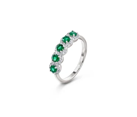 Bague en argent avec cinq pierres vertes.