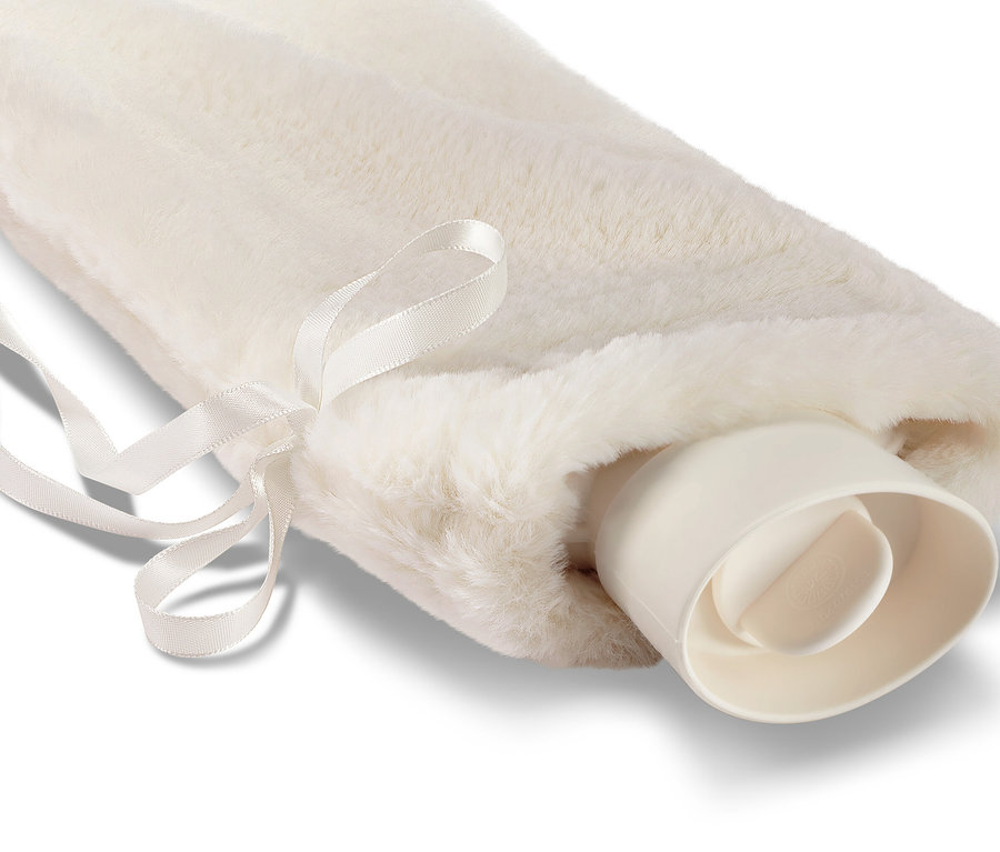 Une bouillotte tube avec une couverture en fourrure blanche et un ruban.