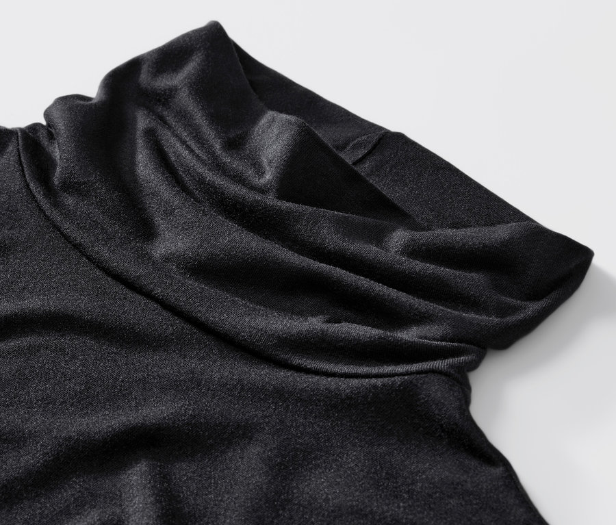 Gros plan sur un body noir avec col montant.