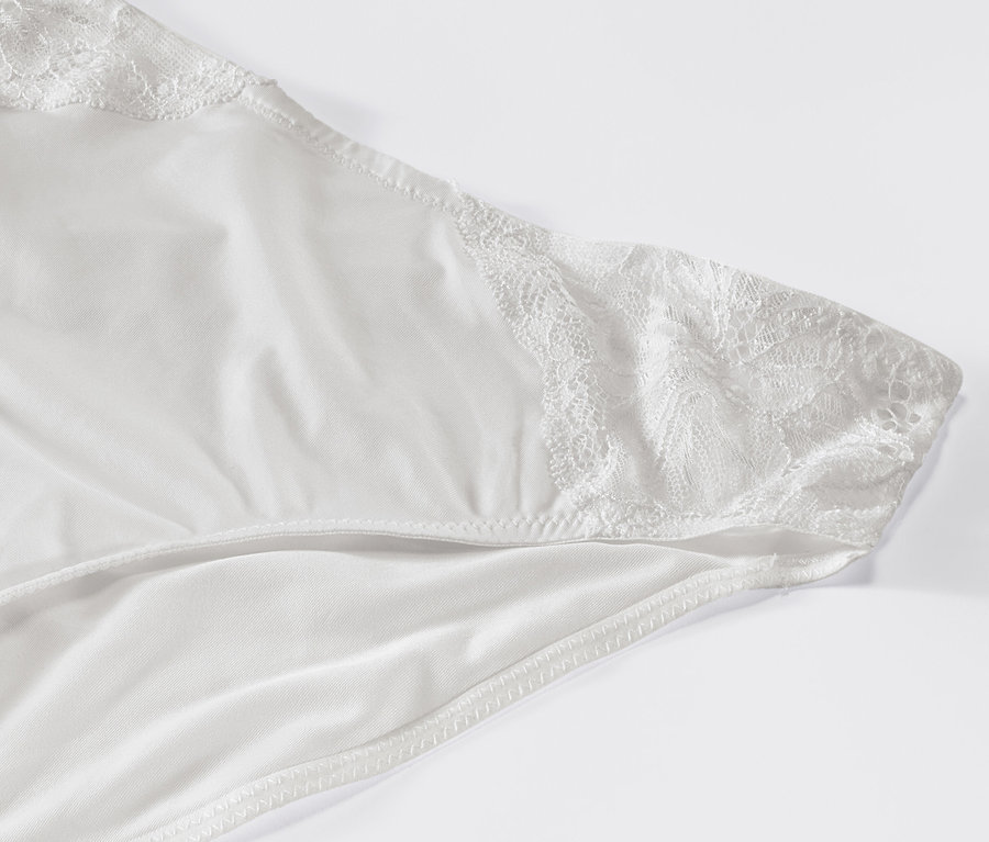 Gros plan sur 2 slips blancs avec détails en dentelle.