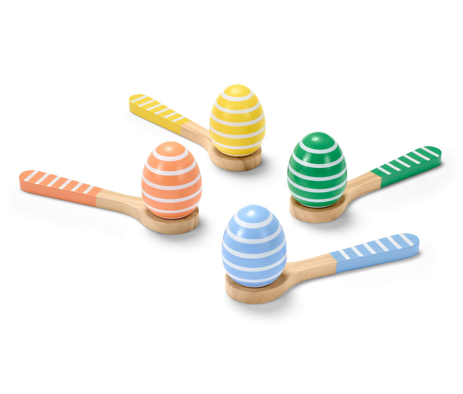 Jeu de course à l’œuf : Quatre cuillères en bois avec des œufs colorés (jaune, orange, vert et bleu) à rayures blanches.