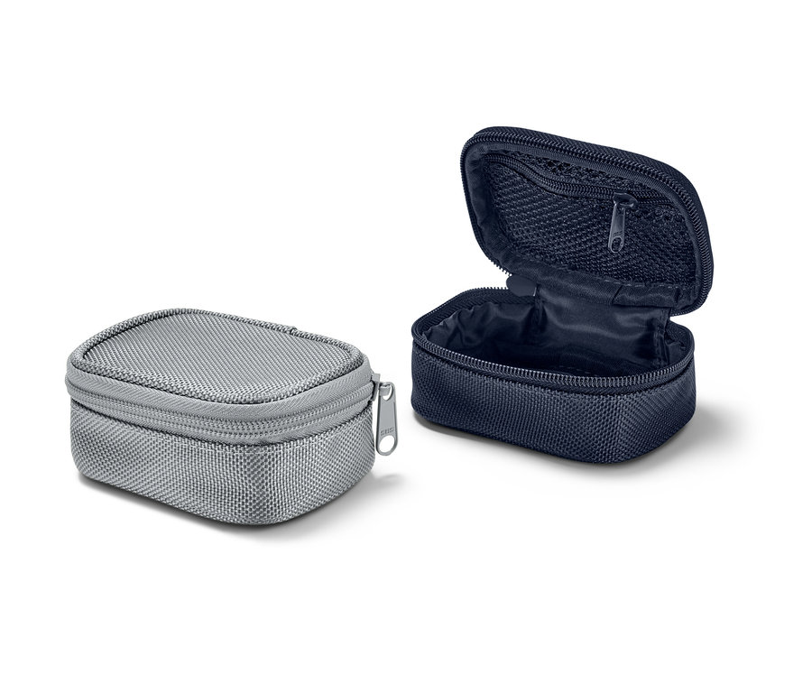 Deux mini-trousses de voyage : une grise fermée et une bleu marine ouverte.
