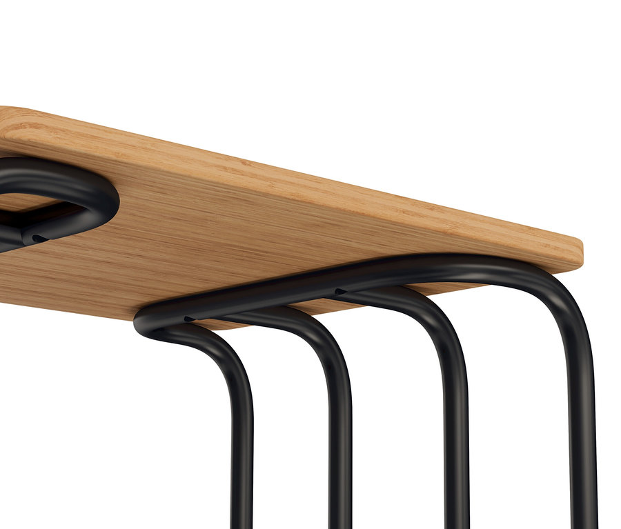 Vue détaillée d'un tabouret avec un plateau en bois et des pieds en métal noir.