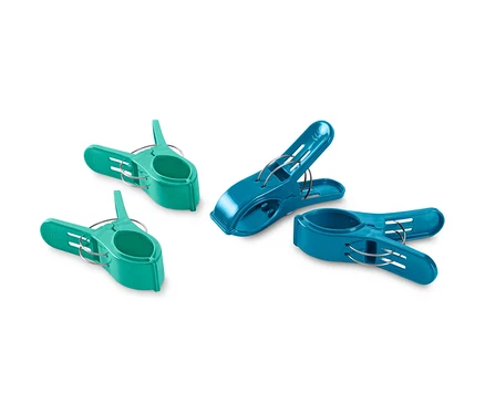 Quatre pinces à linge : deux vertes et deux bleues.