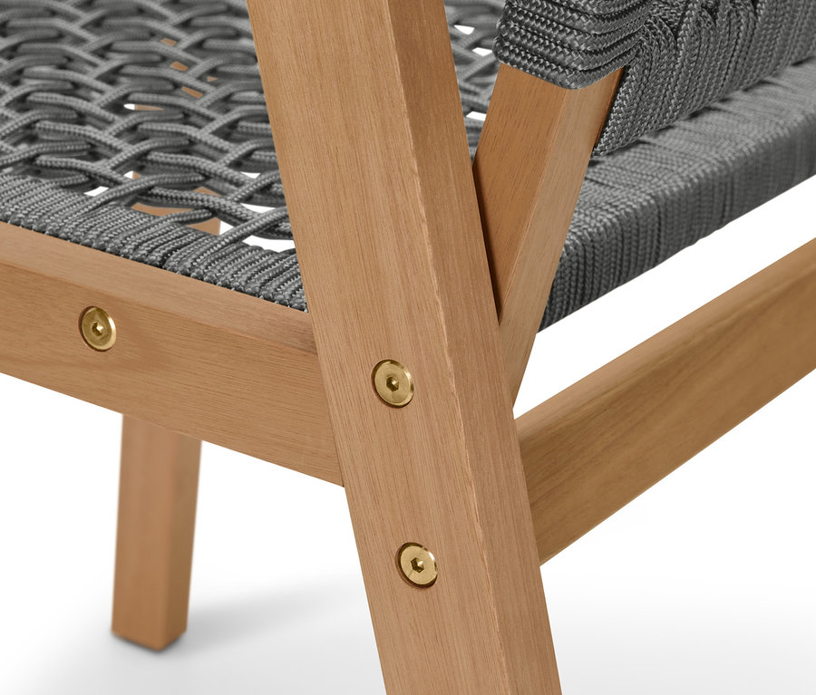 Gros plan sur une chaise à dossier haut avec tissage textile et cadre en bois.