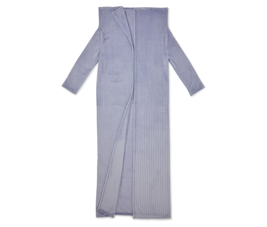 Un long peignoir violet avec une devanture ouverte et des manches longues est posé sur un fond blanc.