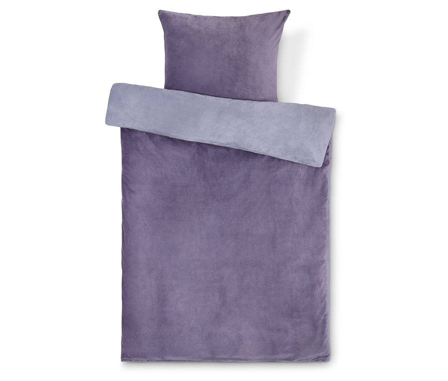 Linge de lit violet avec oreiller sur fond blanc.