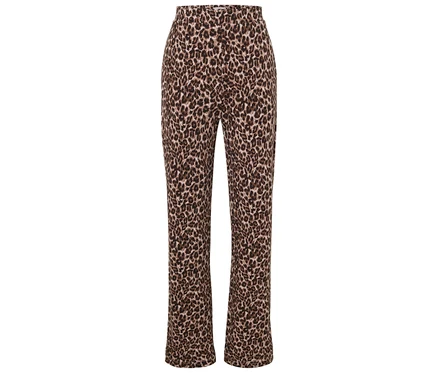 Un pantalon à motif léopard avec une coupe droite.