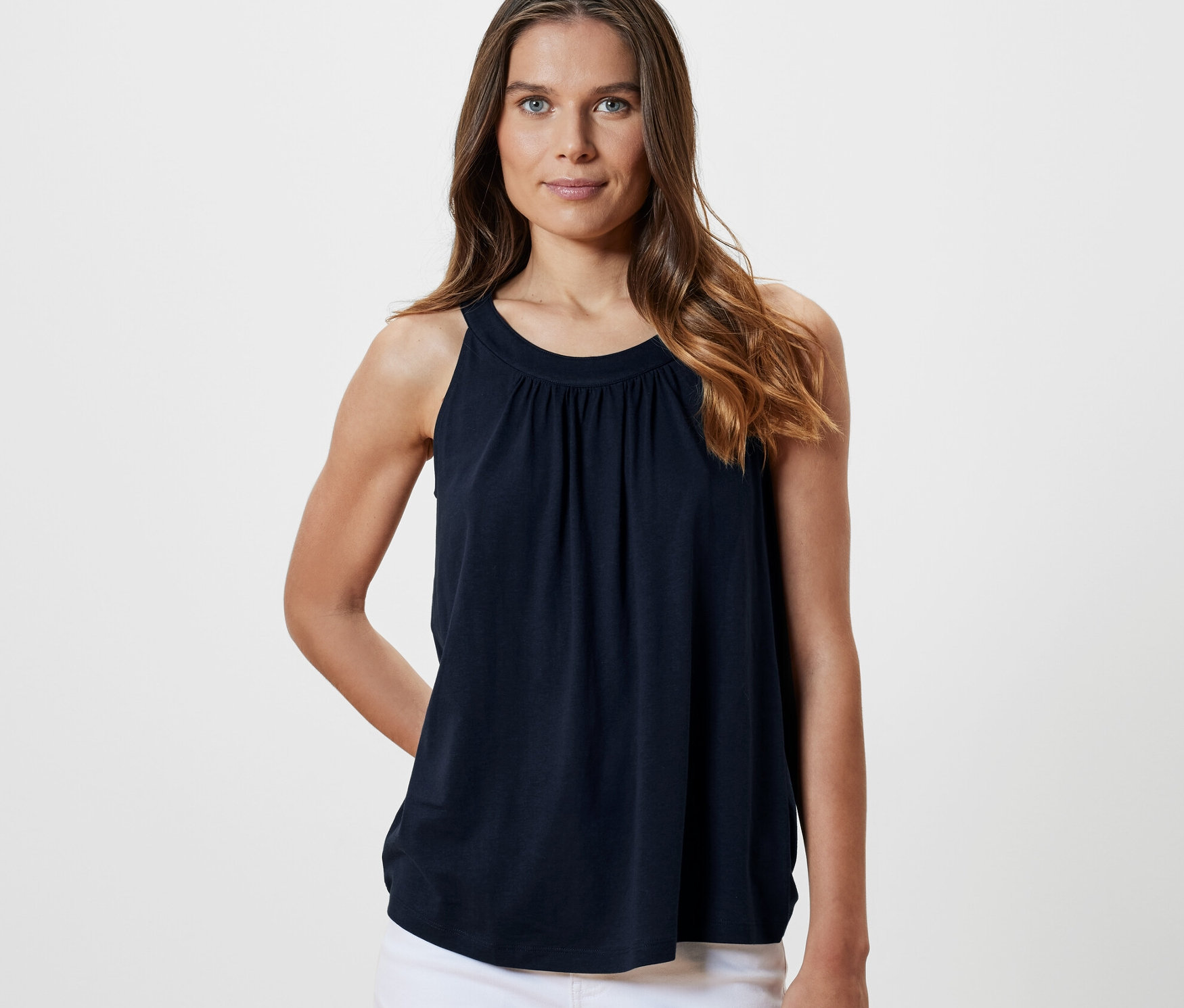 Femme posant dans un haut bleu marine.