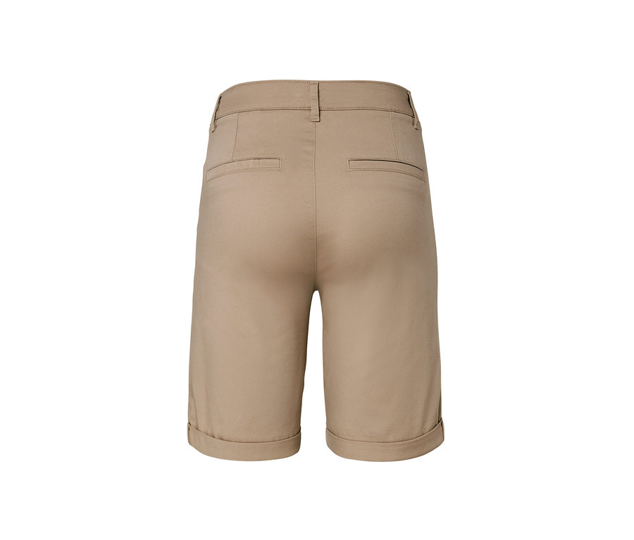 Gros plan de l'arrière d'un short chino beige.