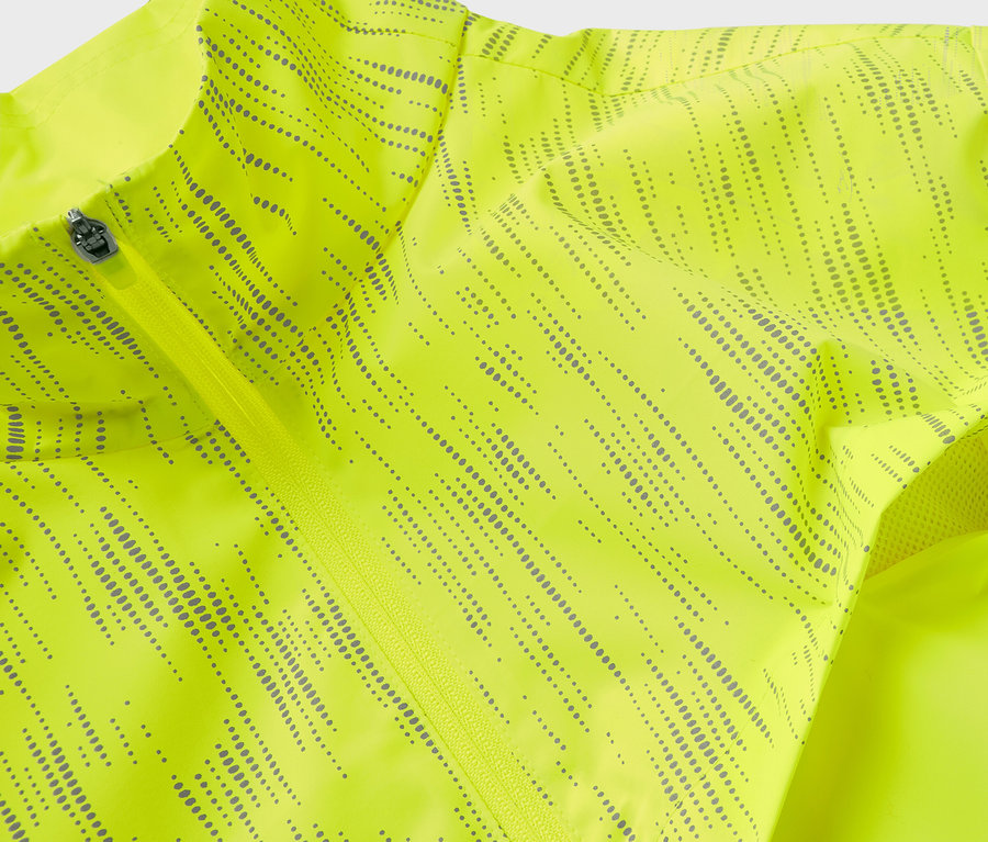 Gros plan sur une veste jaune fluo avec un motif gris foncé.