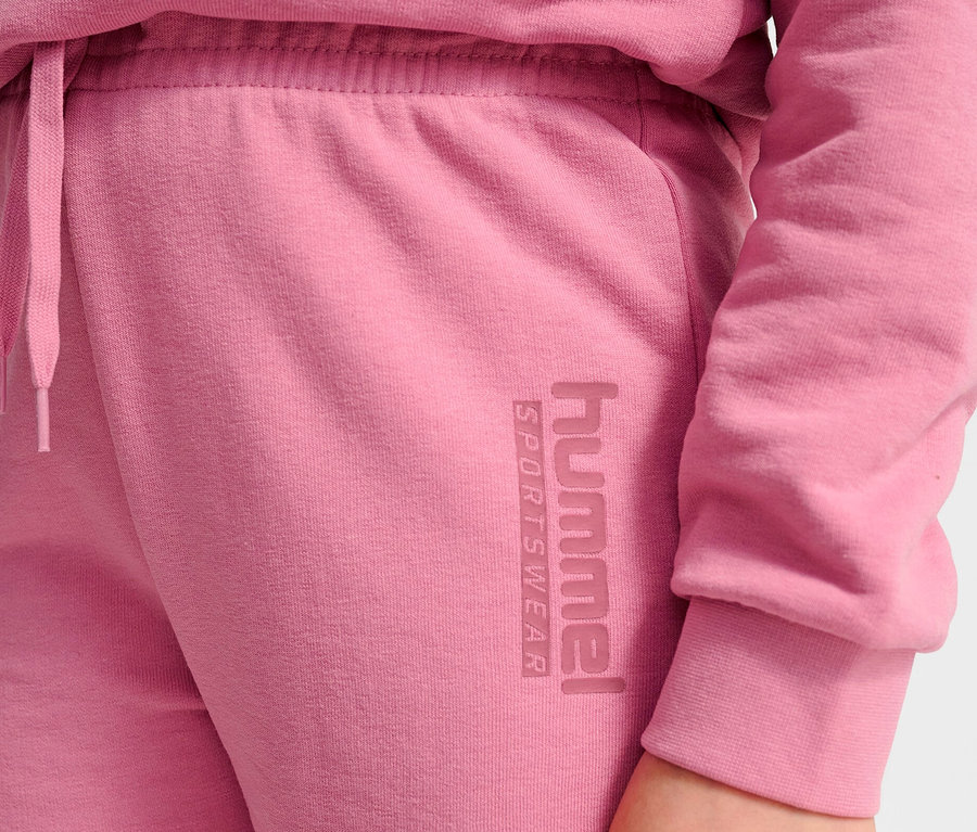 Gros plan sur le pantalon rose hummel® HMLJR Base Regular.