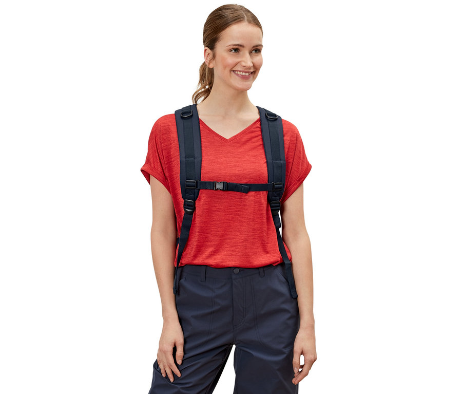 Femme portant un sac à dos d’extérieur.