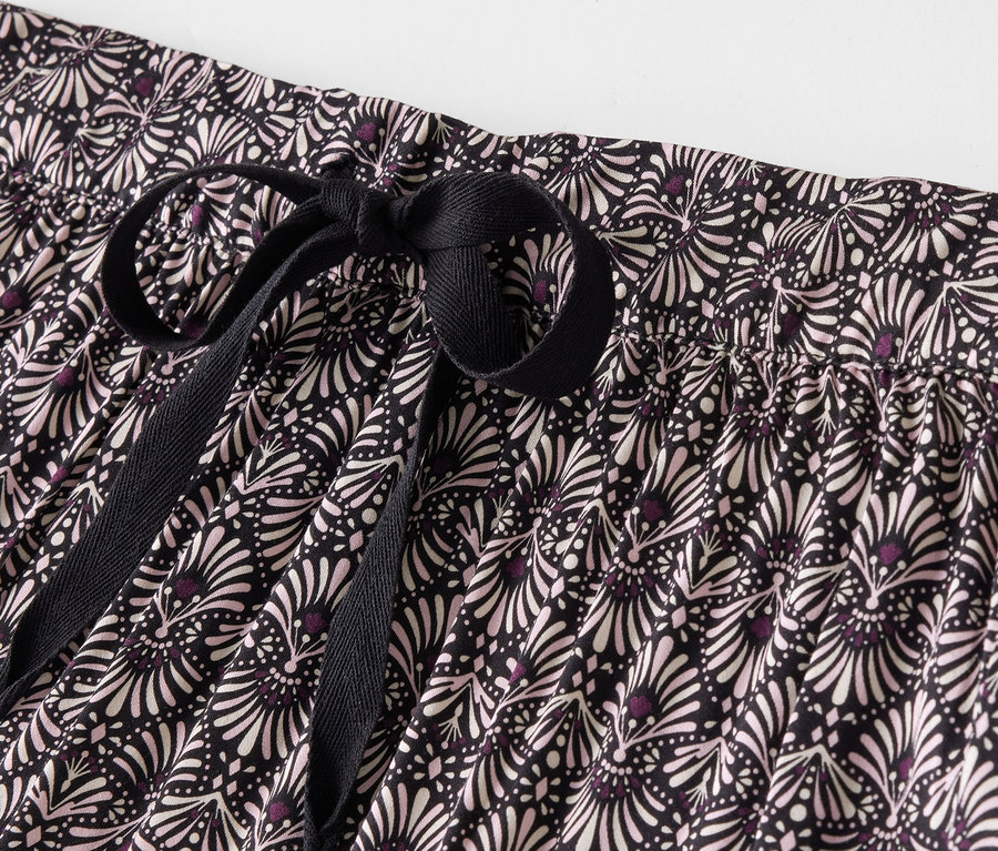 Détail d'un pantalon de pyjama à motifs avec cordon de serrage.